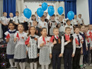 Хор выступает начальная школа