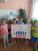 День Флага Белый – облако большое, Синий – небо голубое, Красный – солнышка восход, Новый день Россию ждет. Символ мира, чистоты- Это флаг моей страны.