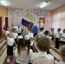 День Флага Белый – облако большое, Синий – небо голубое, Красный – солнышка восход, Новый день Россию ждет. Символ мира, чистоты- Это флаг моей страны.