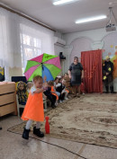 Игра "Кто быстрее пройдет по лужам" старшая группа