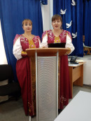 Ведущие фестиваля Ведущие в русских народных костюмах