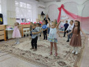 Веселый танец старшая группа