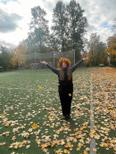  Листья, словно художники, раскрашивают деревья в яркие оттенки желтого, оранжевого и красного, создавая волшебные пейзажи вокруг. Каждый шаг по опавшим листьям — это маленькое удовольствие, напоминающее о том, как прекрасен наш мир. 
Осень — время уютных вечеров с горячим чаем и книгами, когда можно укутаться в плед и насладиться атмосферой тепла и уюта. 