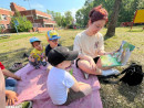 Прогулка с детьми. Чтение на природе .