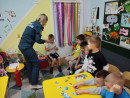 Встреча с интересными людьми В гостях у ребят старшей группы мама и по совместительству сотрудник МЧС РФ рассказывала о профессии пожарника.