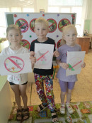 выставка Ребята рассказывали,что обозначают,придуманные ими знаки.Рисунки пополнили альбом ЭКОЗНАКОВ.