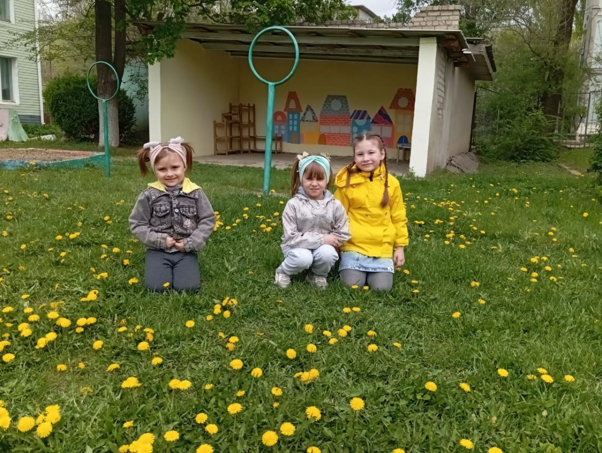 Одуванчик носит жёлтый сарафанчик.
