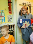 Районная акция "Берегите маму!" Воспитанники ДОУ раздают своим мамам сердечко.