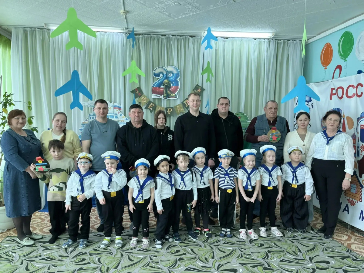 Утренник в средней группе"Аты-баты,шире шаг!"