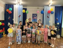 Общее фото группы детей Все дети встали с книгами на фото.