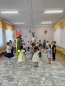 Праздник продолжается! К малышам в гости заглянул весёлый клоун
