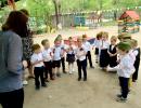 Игра "Зарница" Младшая группа выполняет свое задание - исполнить песню о нашей армии