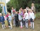 Поздравление первоклассников Дети подготовительной группы, на школьной линейке, поздравляют первоклассников.