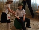 Тематическое занятие, посвящённое Победе в Сталинградской битве Девочки тренируются перевязывать "раненых".