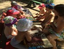 Музыкальное занятие на улице Ребята пробуют играть на металлофоне