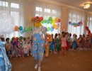 День смеха Клоуны приглашают всех покататься на весёлом паровозике