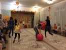 Мама, папа, я - спортивная семья! Прыгаем на фитболах!