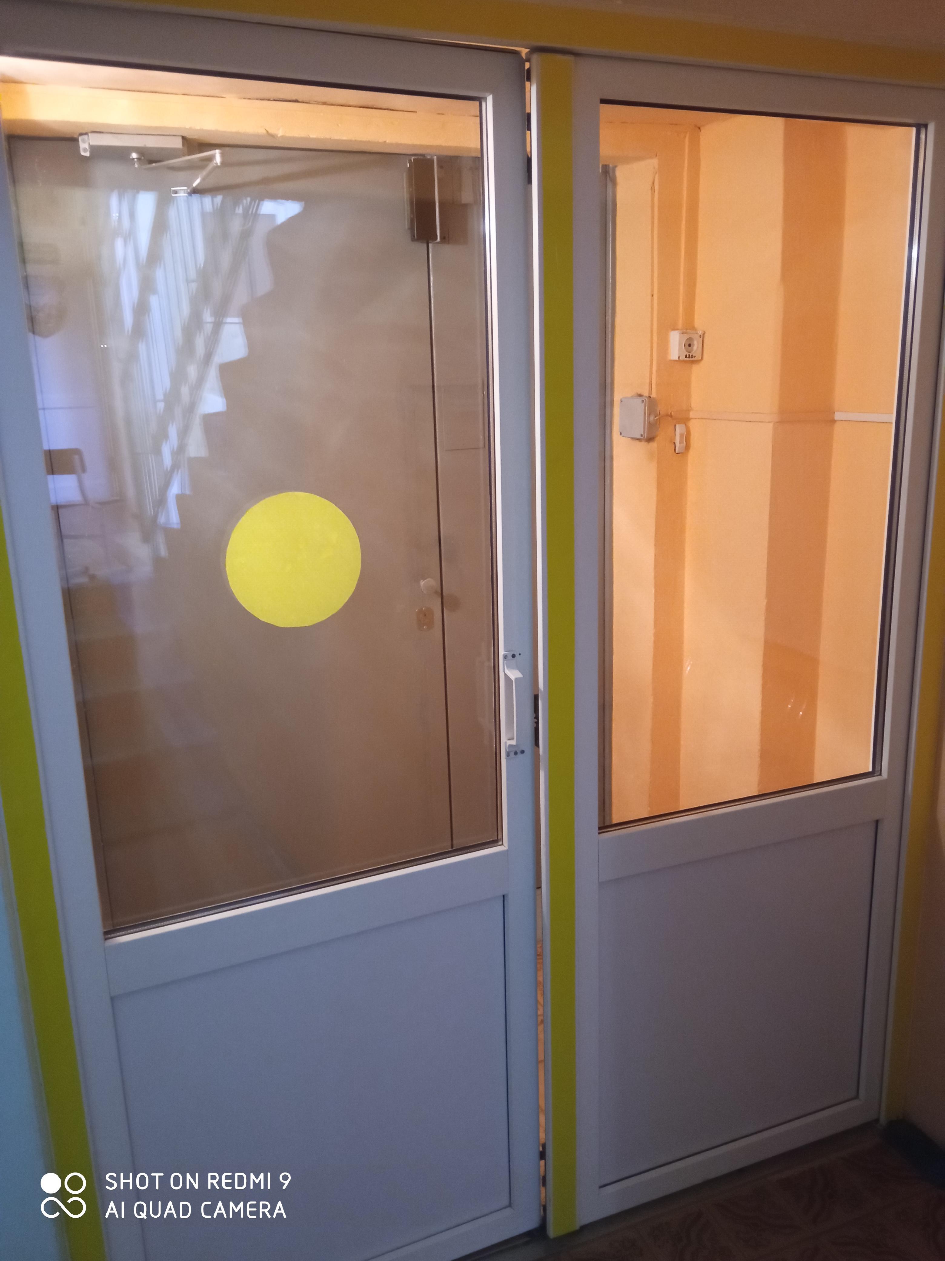 желтый круг стекляная дверь.jpg