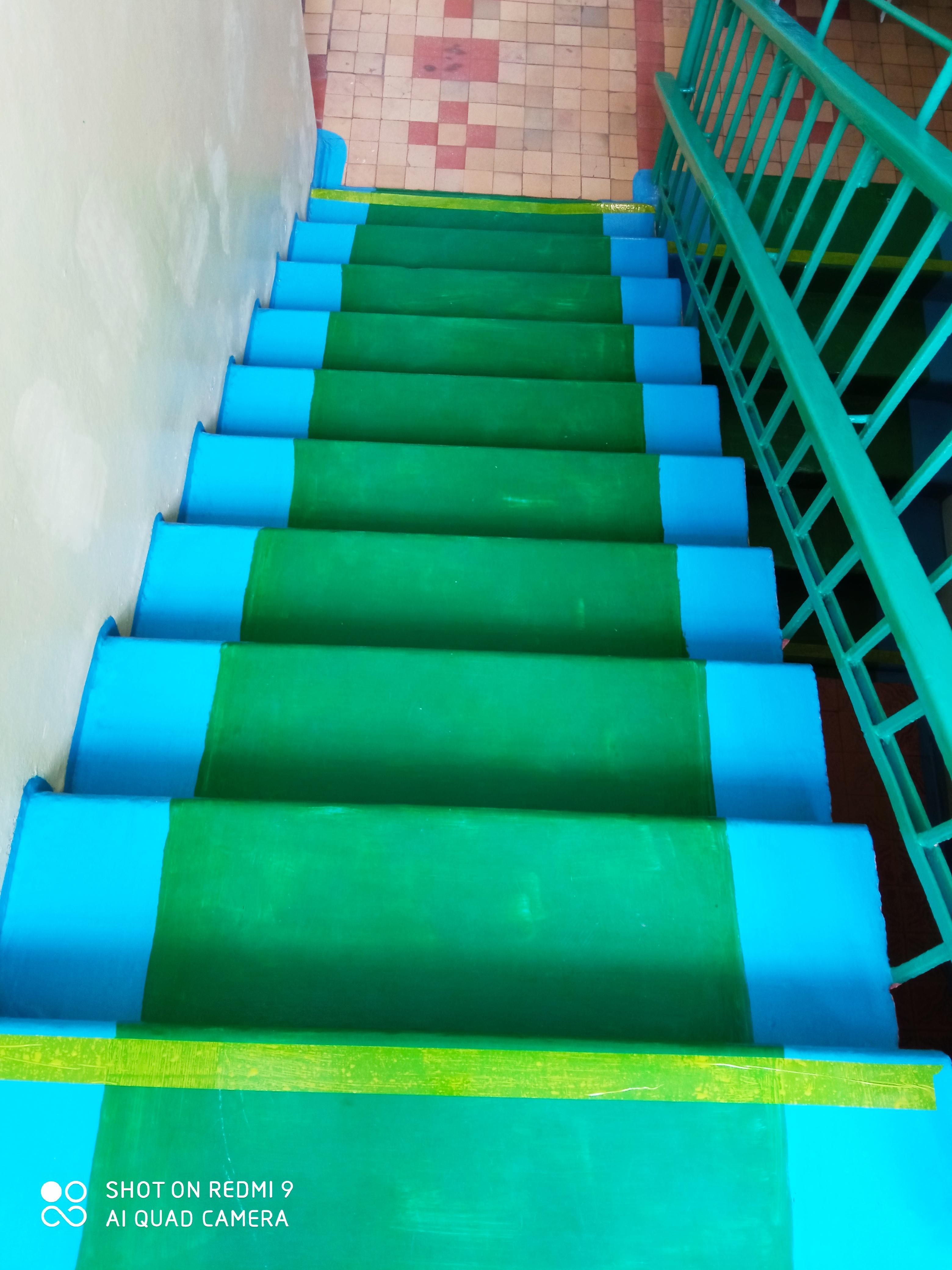 желтая лента лестница.jpg