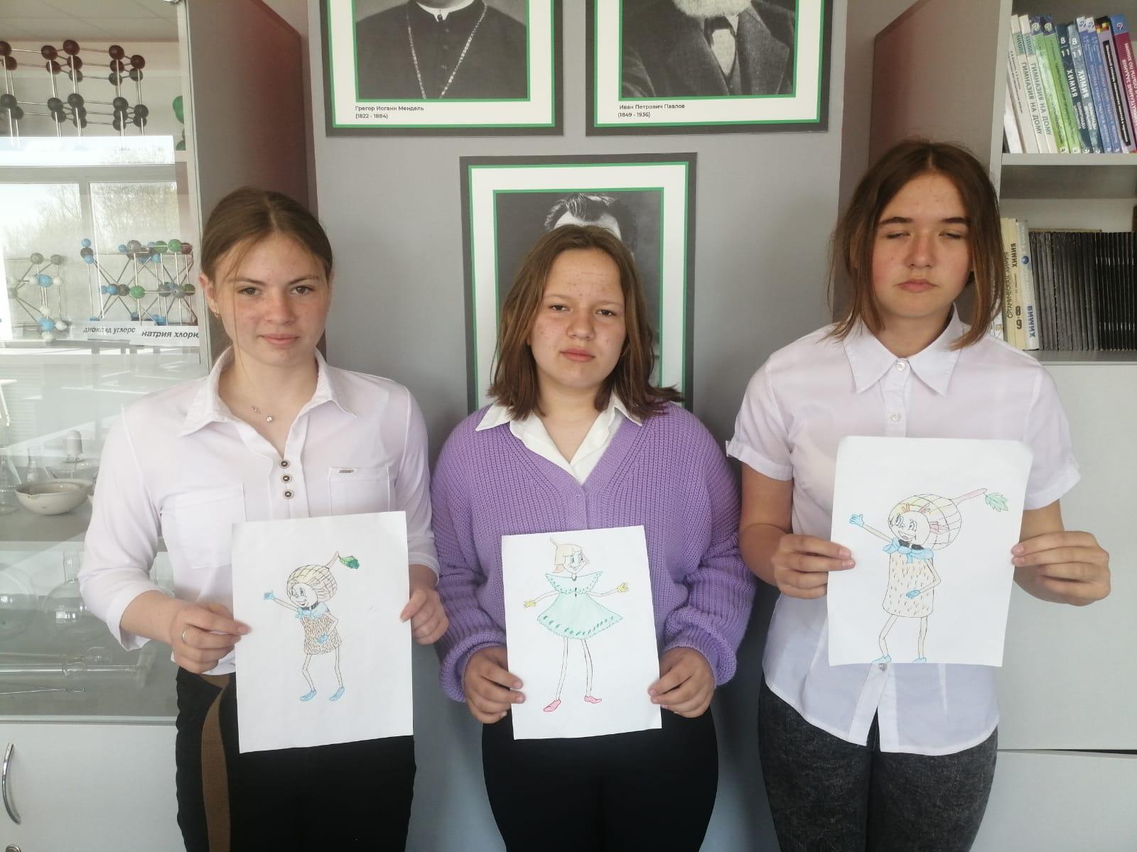 Дети с рисунками на конкурс "Наши друзья - эколята"