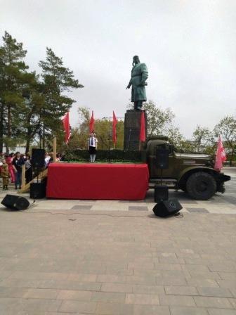 Победители конкурса чтецов выступают у памятника Героя Советского Союза В.С.Хользунова