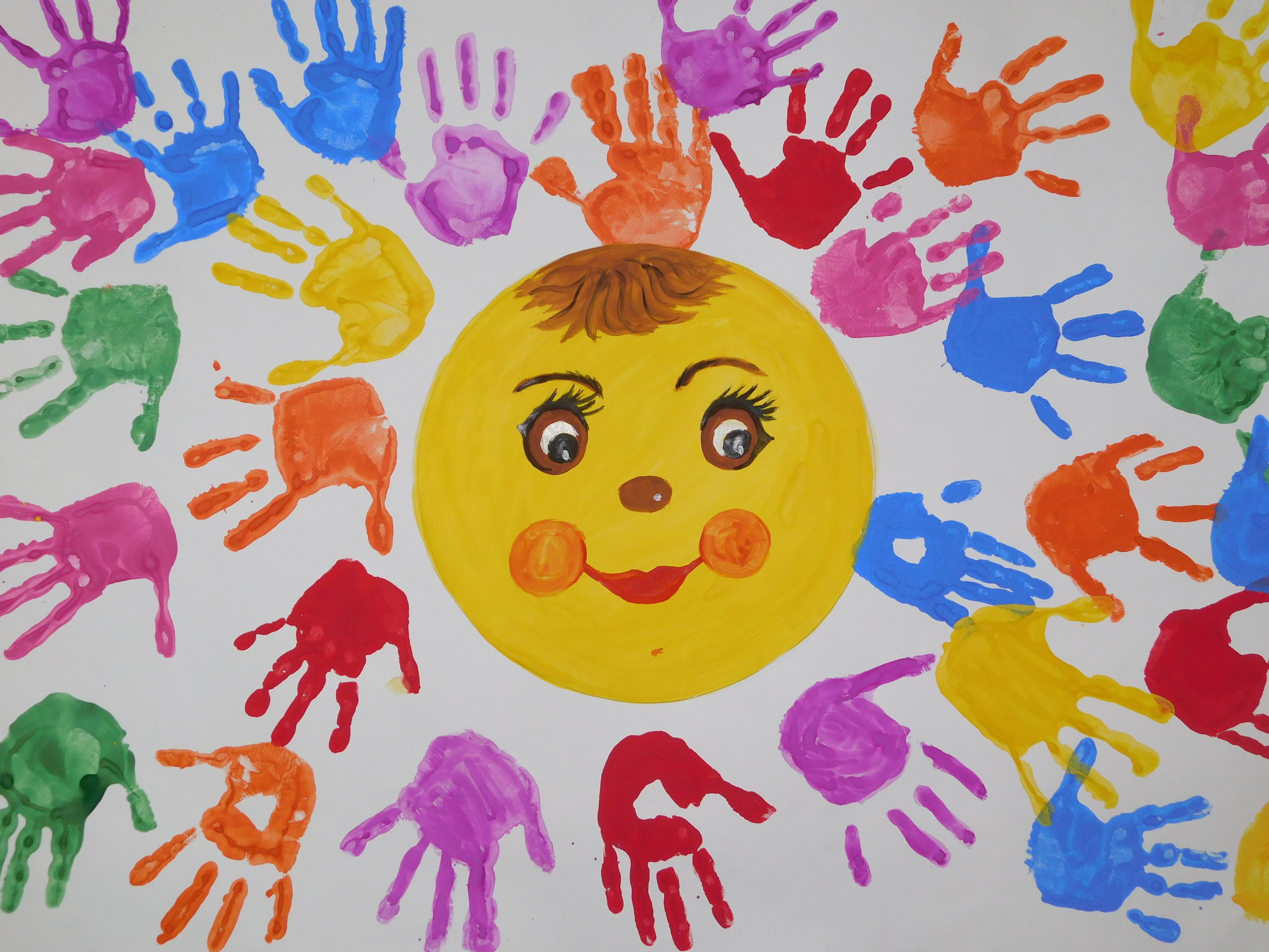 День счастья в младшей группе. Рисование ладошками в детском саду. Разноцветные ладошки. Рисование день защиты детей. Рисование на тему день защиты детей.