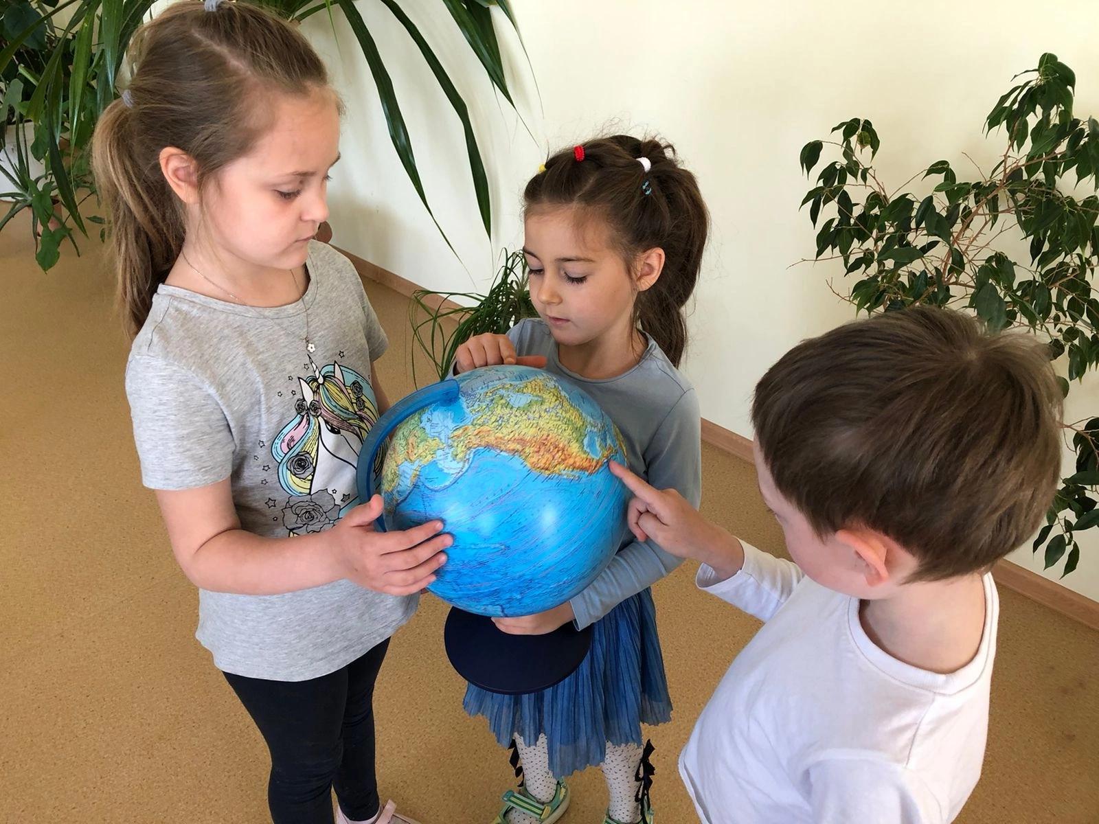 День земли в детском саду средняя группа. День земли в детском саду. День земли. Земной шар в детском саду.
