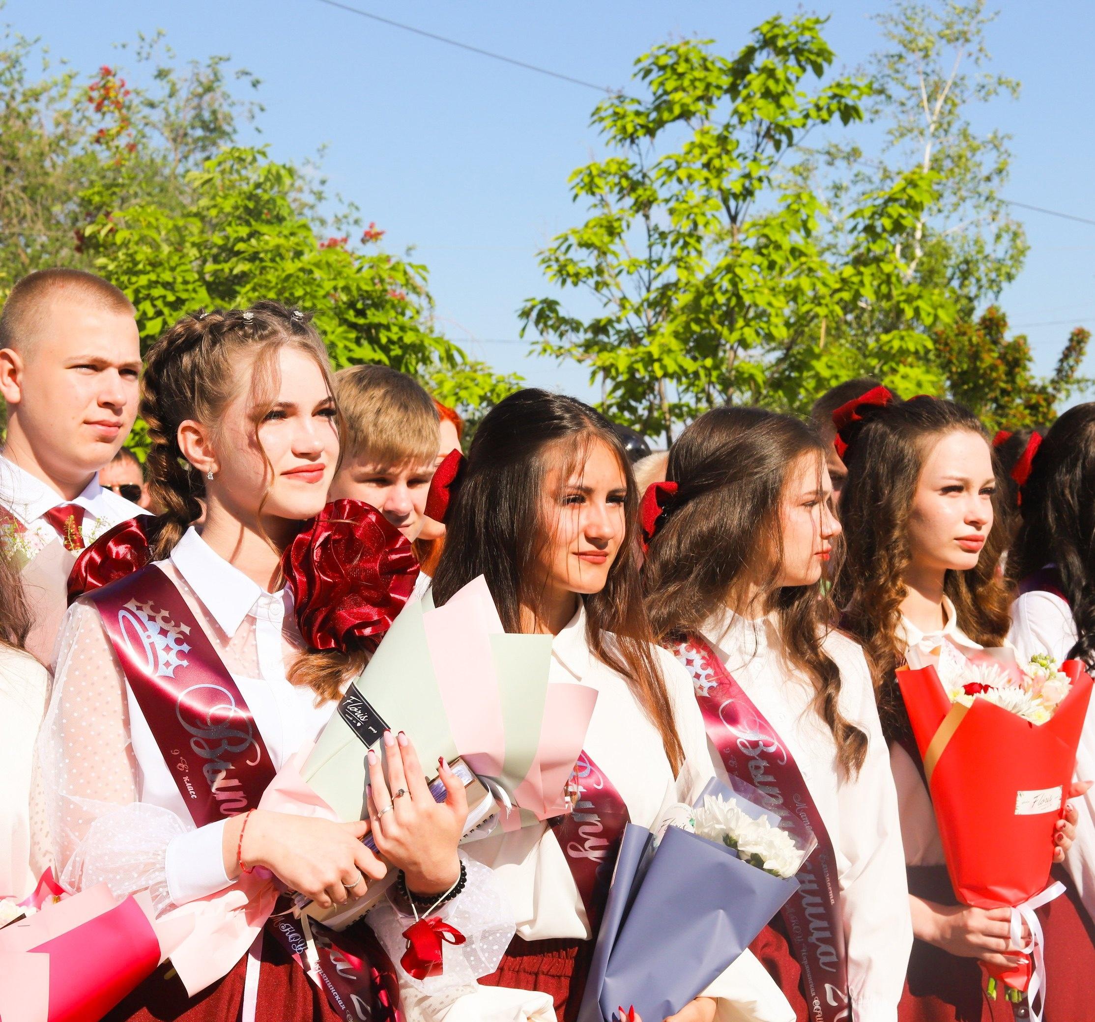 Сегодня в Икрянинской СОШ состоялась торжественная линейка и прозвенел  последний звонок для выпускников 2024года. - Ошколе.РУ