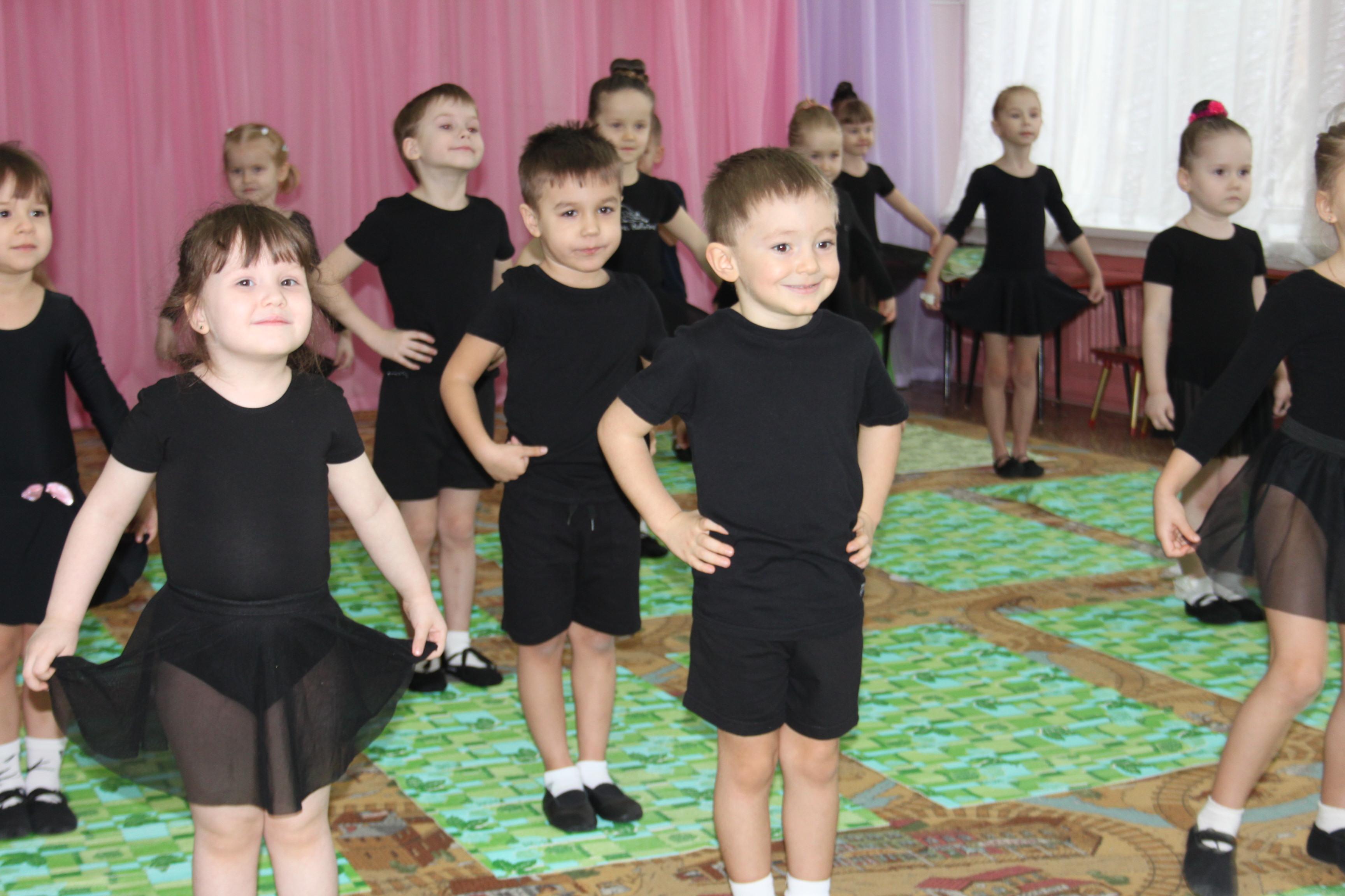 Танец селфи в детском саду. Дети танцуют в садике. Танец в детском саду занятие. Танцевальный кружок в детском саду. Танцевальные кружки для детей.