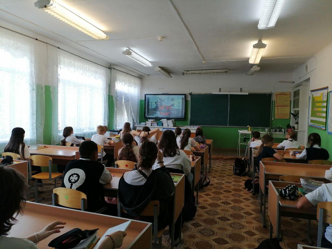 "УСТУПИ ДОРОГУ ПОЕЗДАМ"