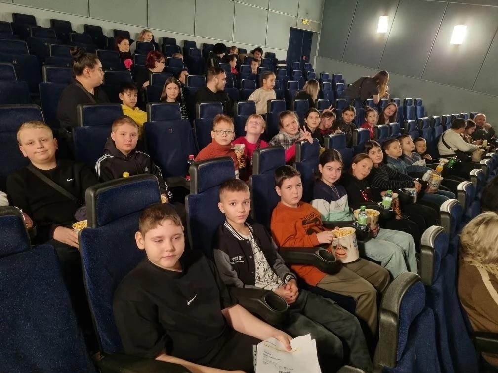 Ученики 3 и 5а класа в кинозале