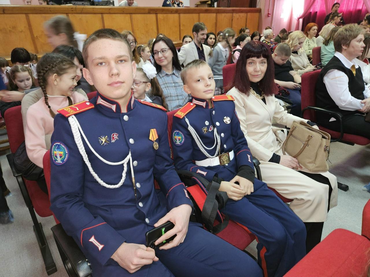 Участники конкурса с руководителем Радченко Н.В. в зале.