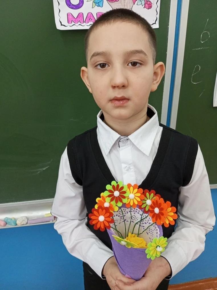 8 марта международный женский день.Ученик изготовил подарок для мамы