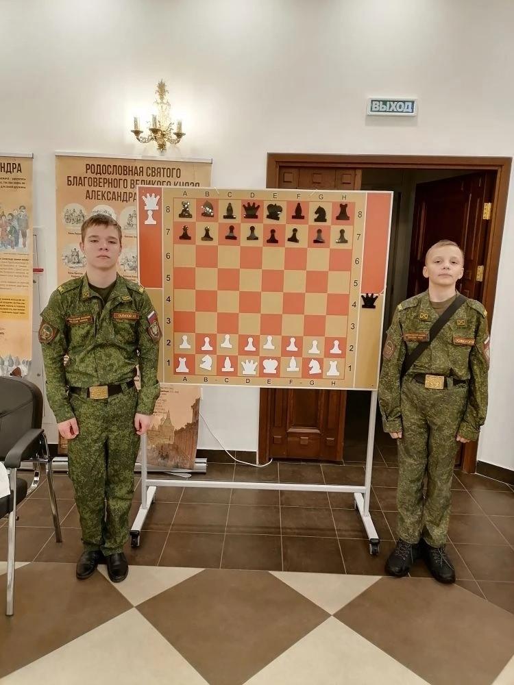кадеты стоят у шахматной доски