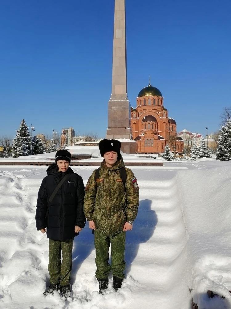кадеты стоят на фоне Храма Александр Невский