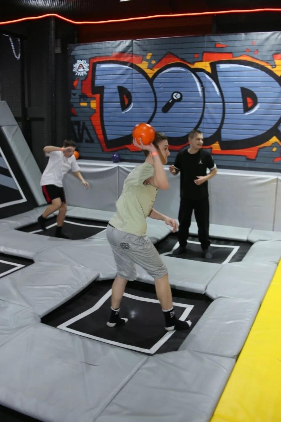 Ребята в прыжке передают мяч