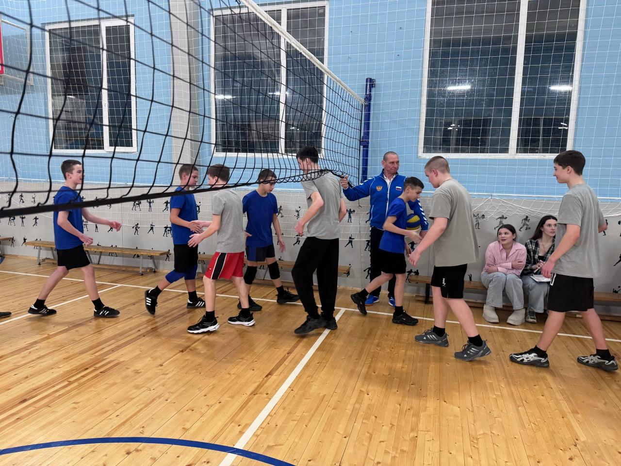 Спортзал,рукопажатие участников команд