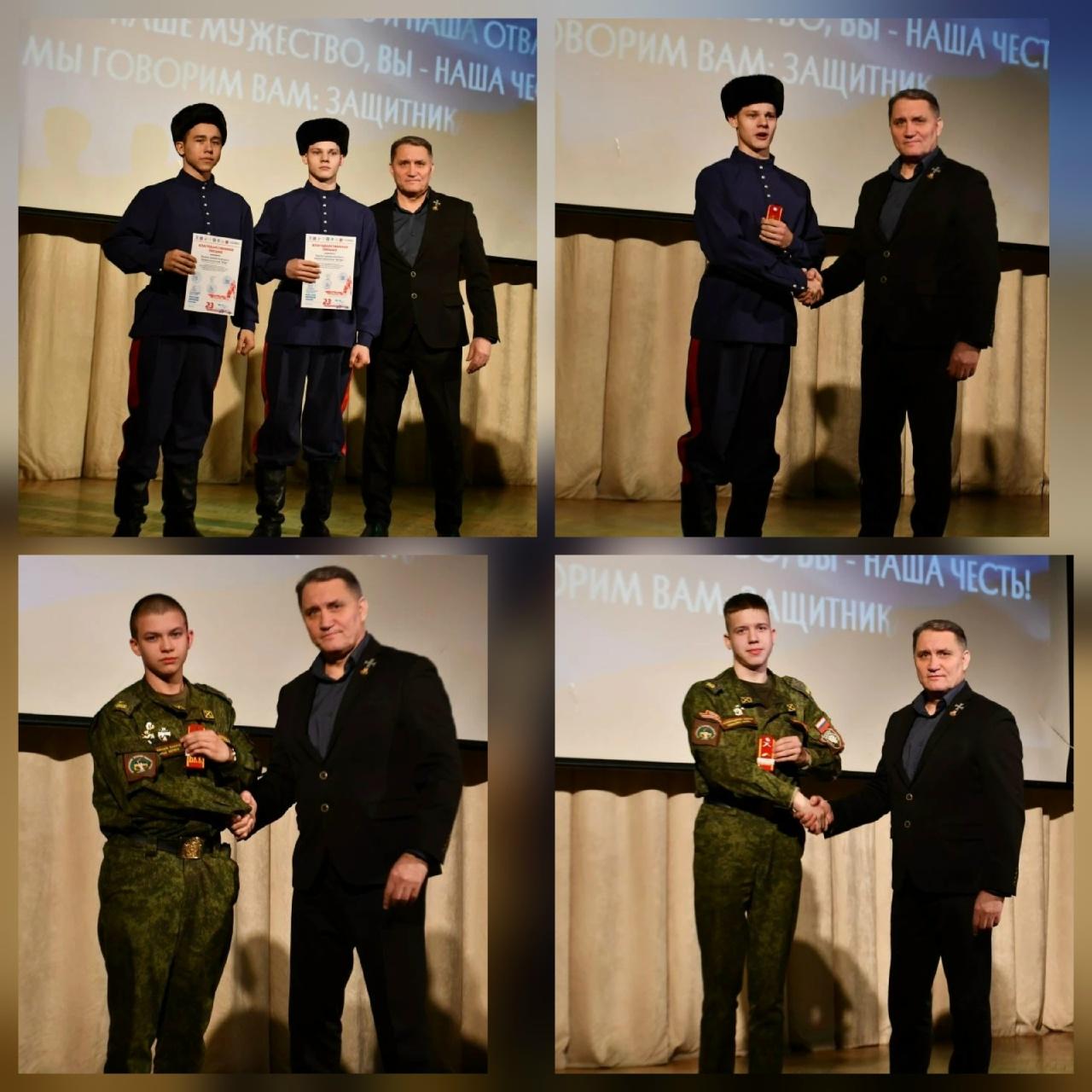 Присвоение званий кадетам.Фото директора с кадетами.