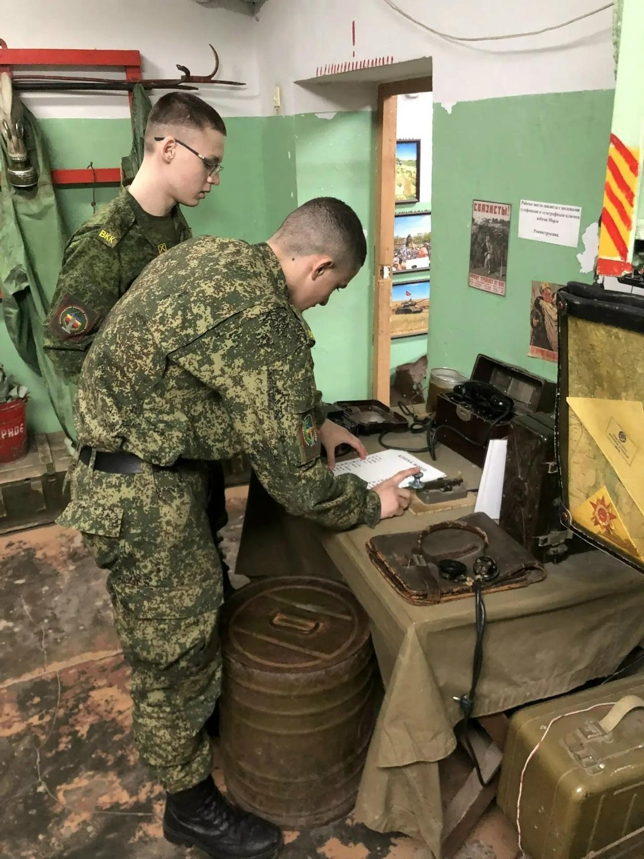 кадеты изучают Азбуку Морзе