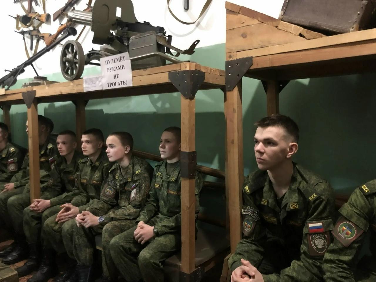 Кадеты слушают экскурсию