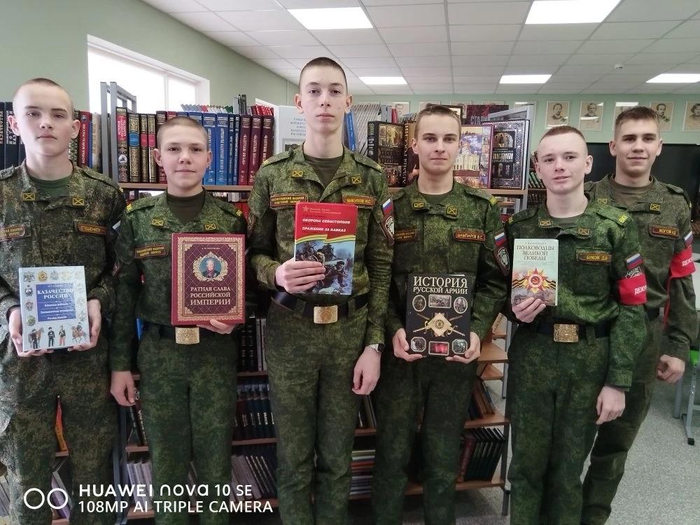 Кадеты  с книгами в руках в библиотеке Корпуса 