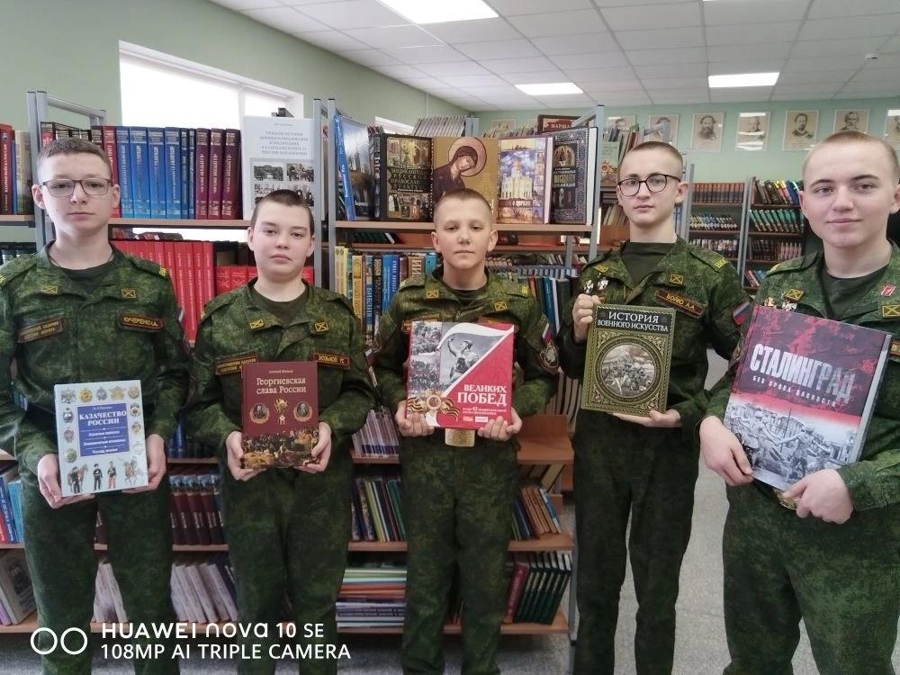 Кадеты с книгами в руках в библиотеке Корпуса.