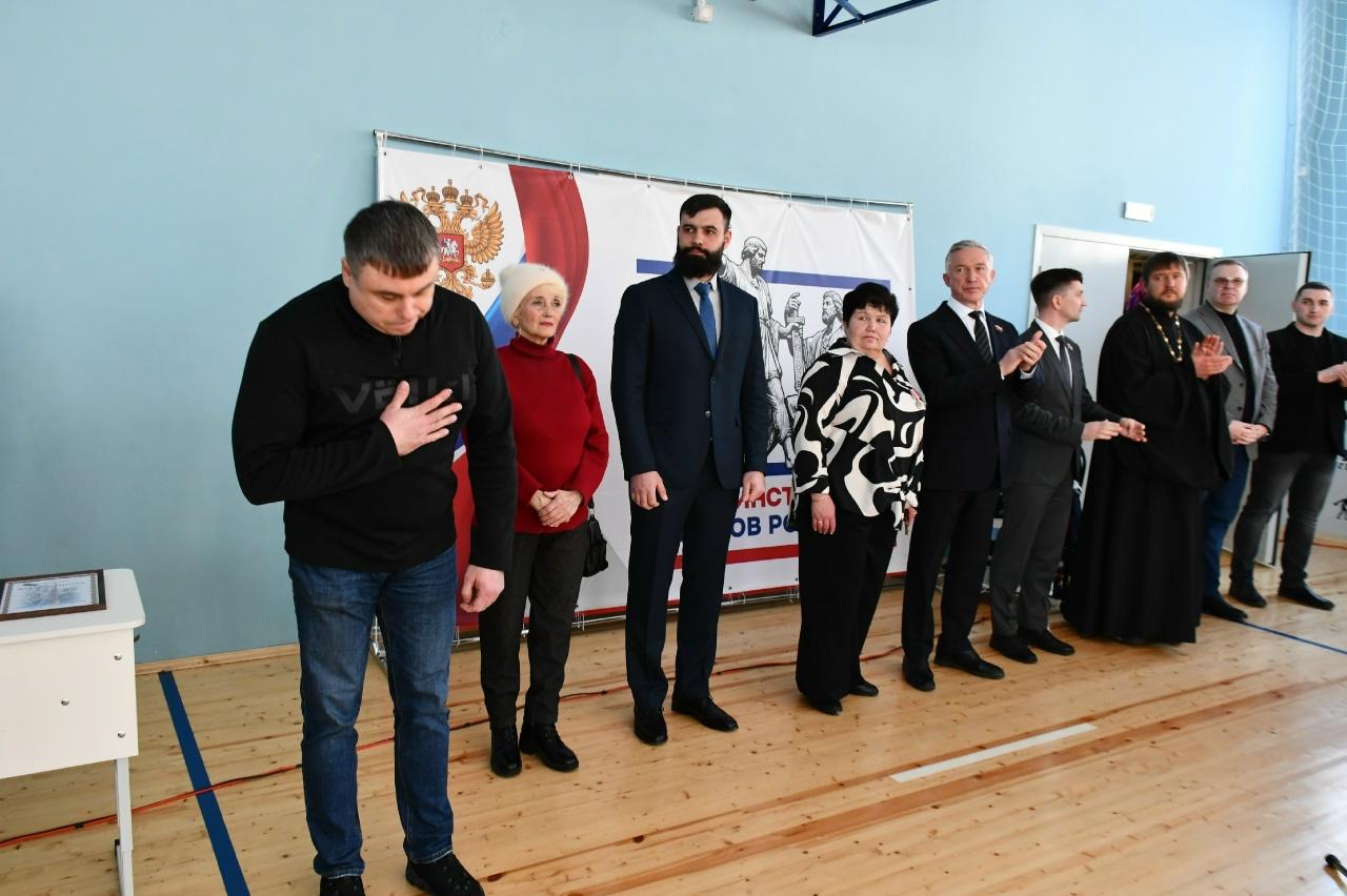 Землянский Андрей Александрович и бабушка Кулакова Наталья Ивановна и гости Корпуса