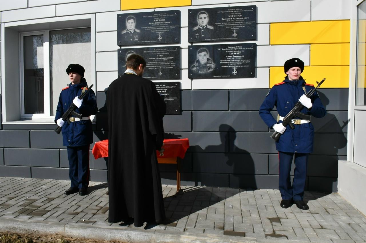 о.Илия  читает молитву о погибших кадетах