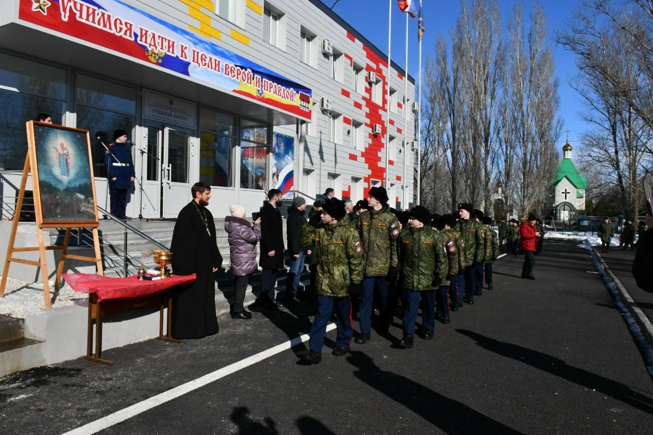 Торжественный марш  кадет  перед зданием Корпуса