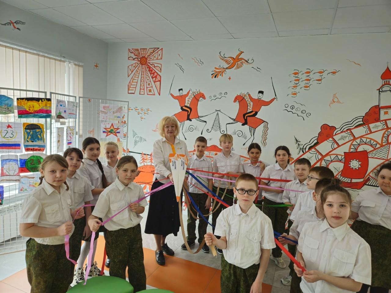 воспитанники Казачьей сотни и советник директора Мартынова Е.А.