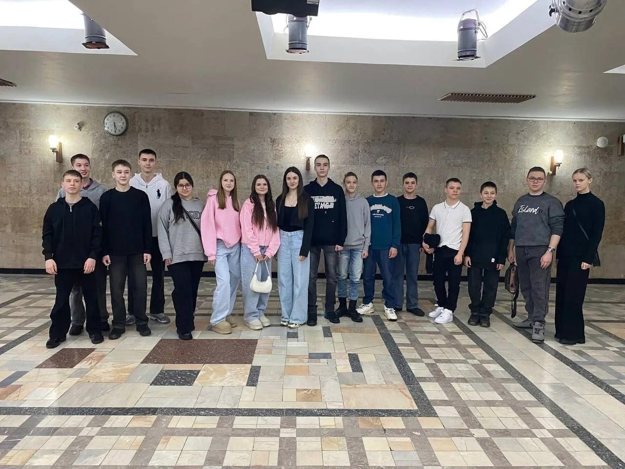 кадеты 8-10кл.  в фойе на концерте