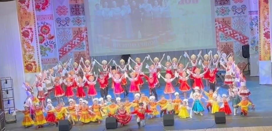 сцена. танец ансамбля Русиночка