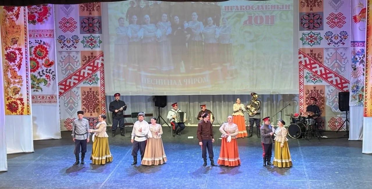  сцена.Артисты фольклорного ансамбля казачьей песни «Православный дон»