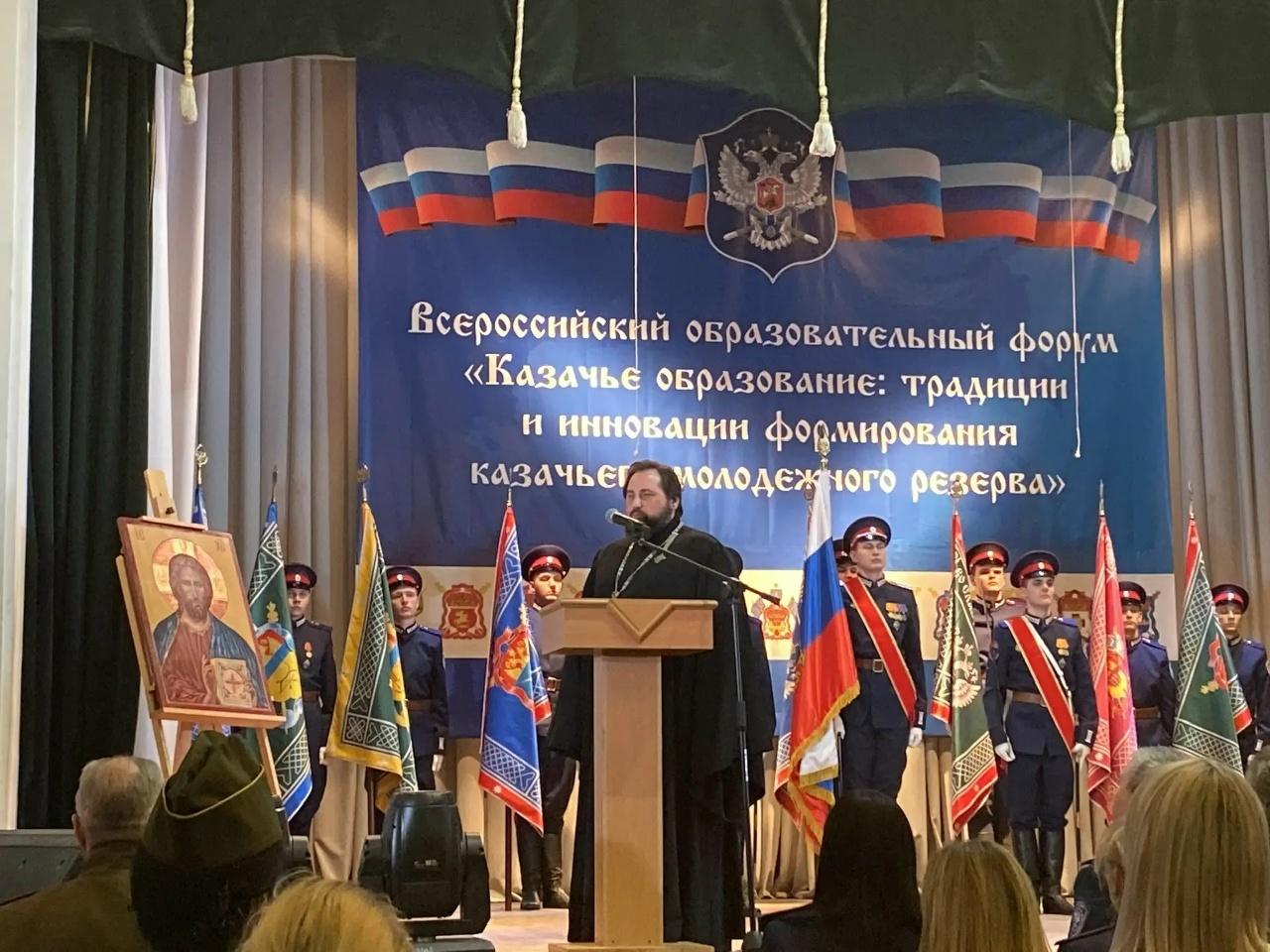 сцена.выступление батюшки